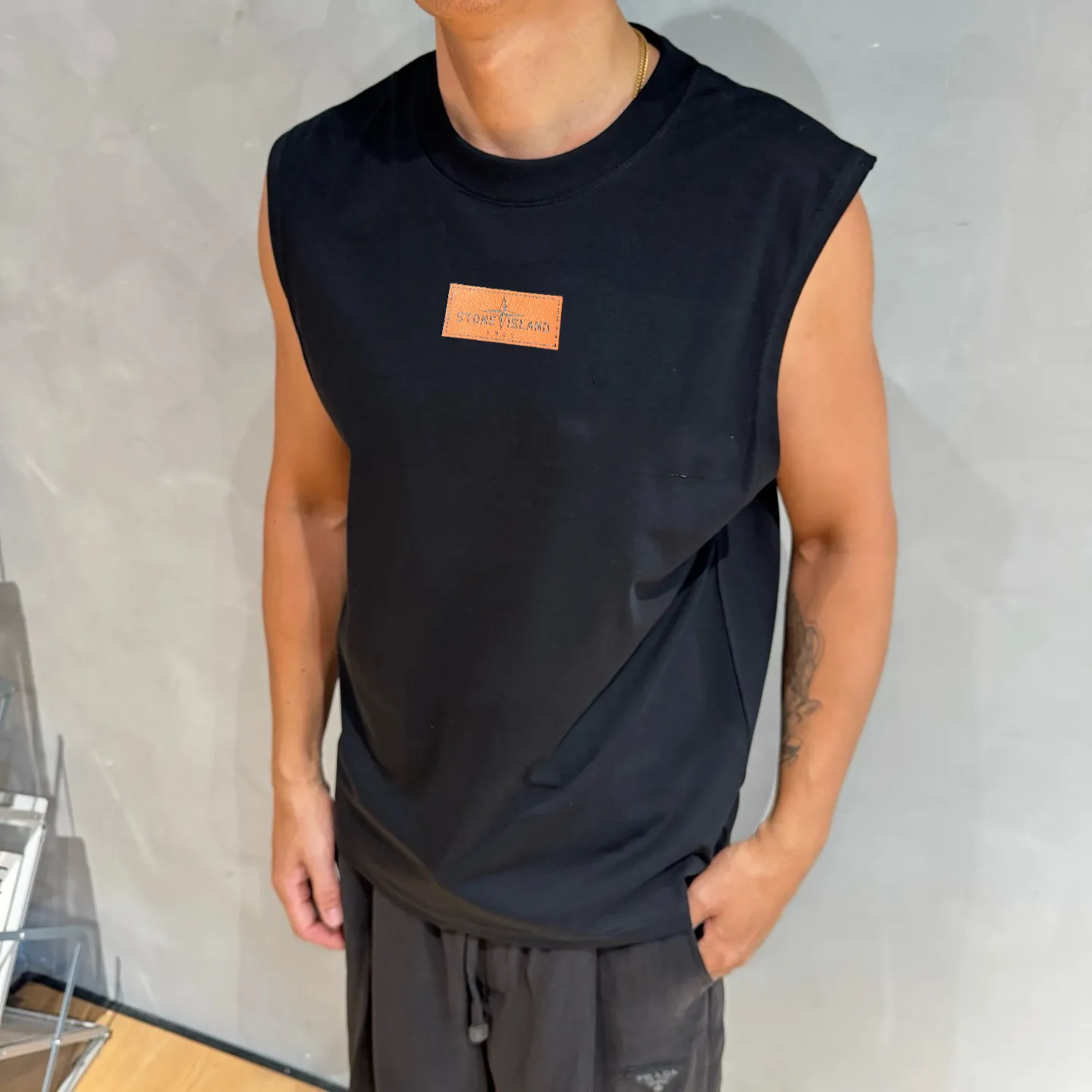 P150 Stone Island new summer sleeveless vest is now online👏! The iconic brand leather logo on the chest is simple and elegant😍! 220g pure cotton fabric, comfortable and breathable👍. It’s simply a must-have item for summer✨! Color: black, white Size: S～XL. Please report your height and weight when placing an order in the loose version